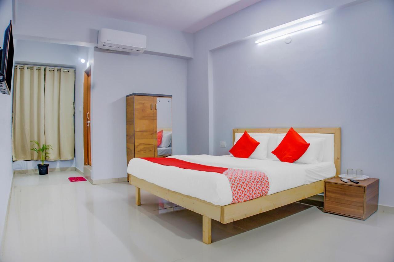 Oyo 75173 Hotel Regency Surat Exterior foto