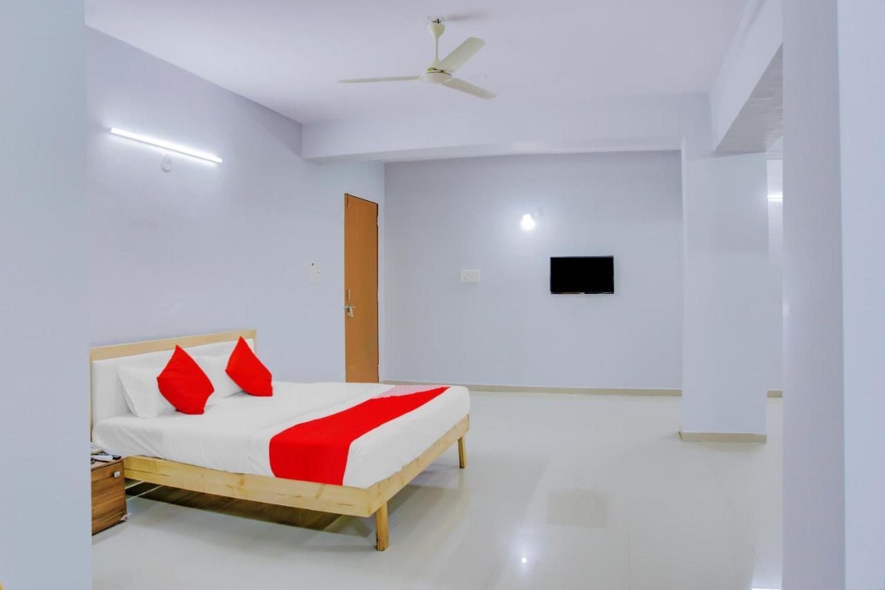 Oyo 75173 Hotel Regency Surat Exterior foto