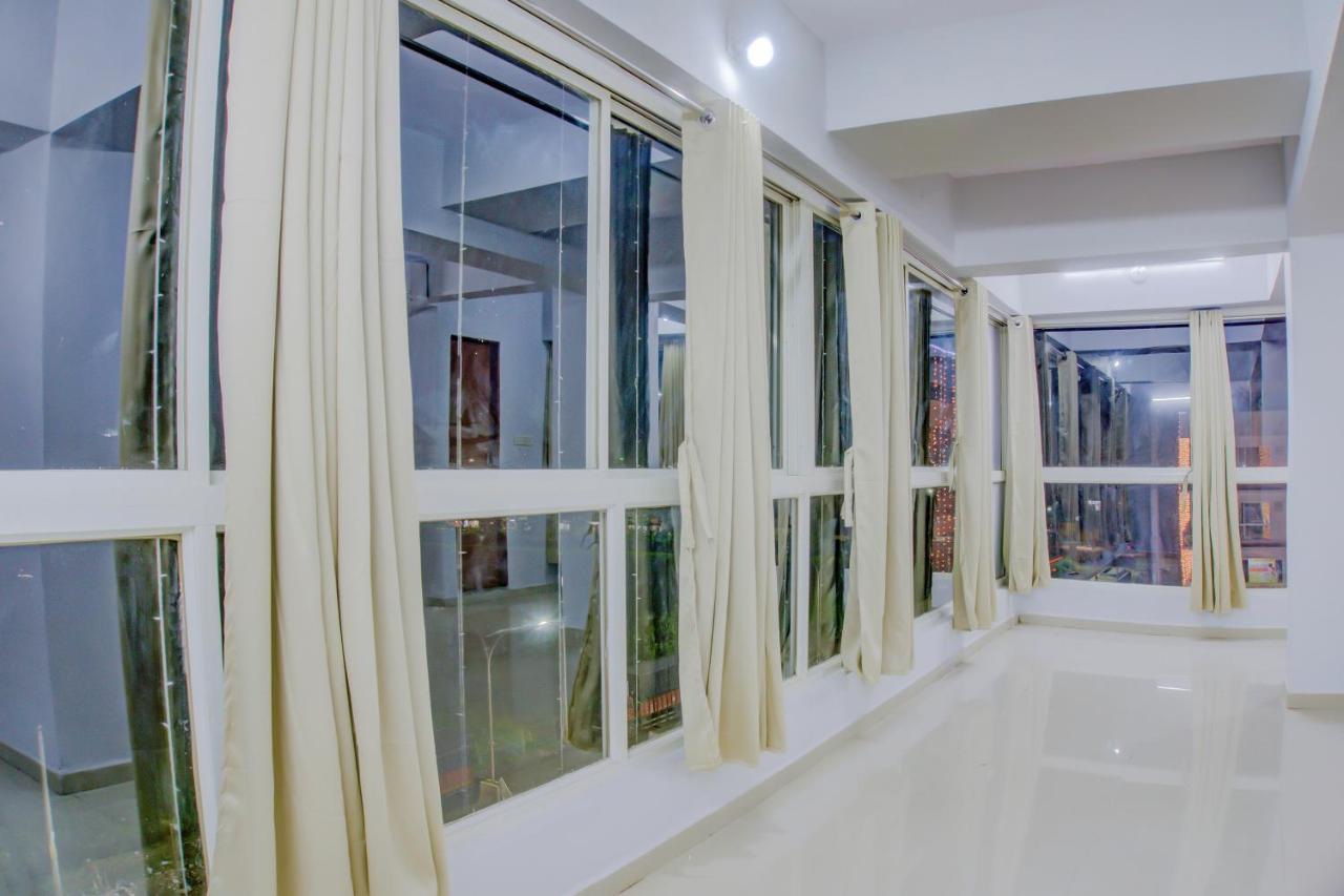 Oyo 75173 Hotel Regency Surat Exterior foto