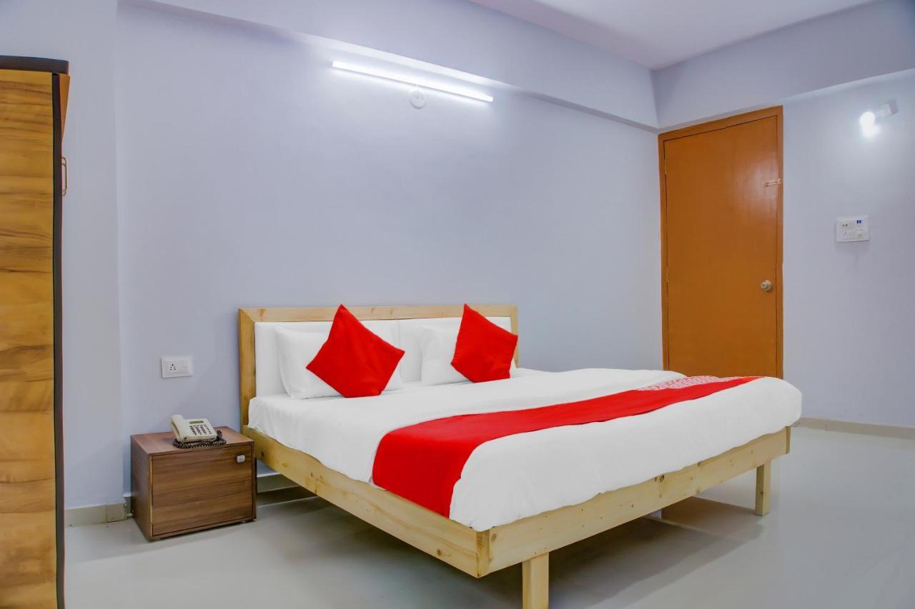 Oyo 75173 Hotel Regency Surat Exterior foto